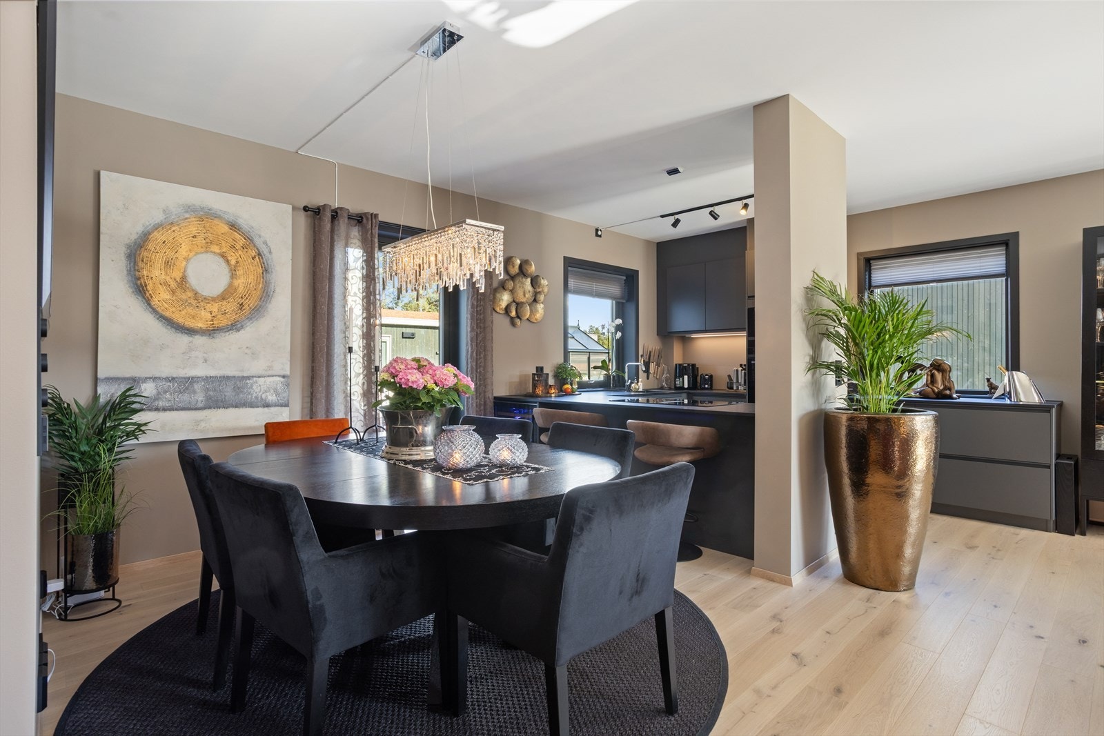 Her kan man kokkelere mens man holder samtalen i gang med de som oppholder seg i spisestuen eller hygger seg sammen med deg ved den integrerte kjøkkenøyen som vender ut mot spisestuen. Galleribilde