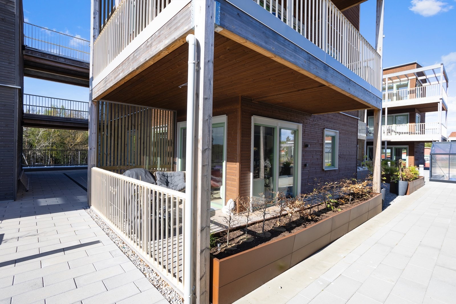 Det er dekke av terrassebord, og den største av de to terrassene er i sin helhet overbygget. Galleribilde