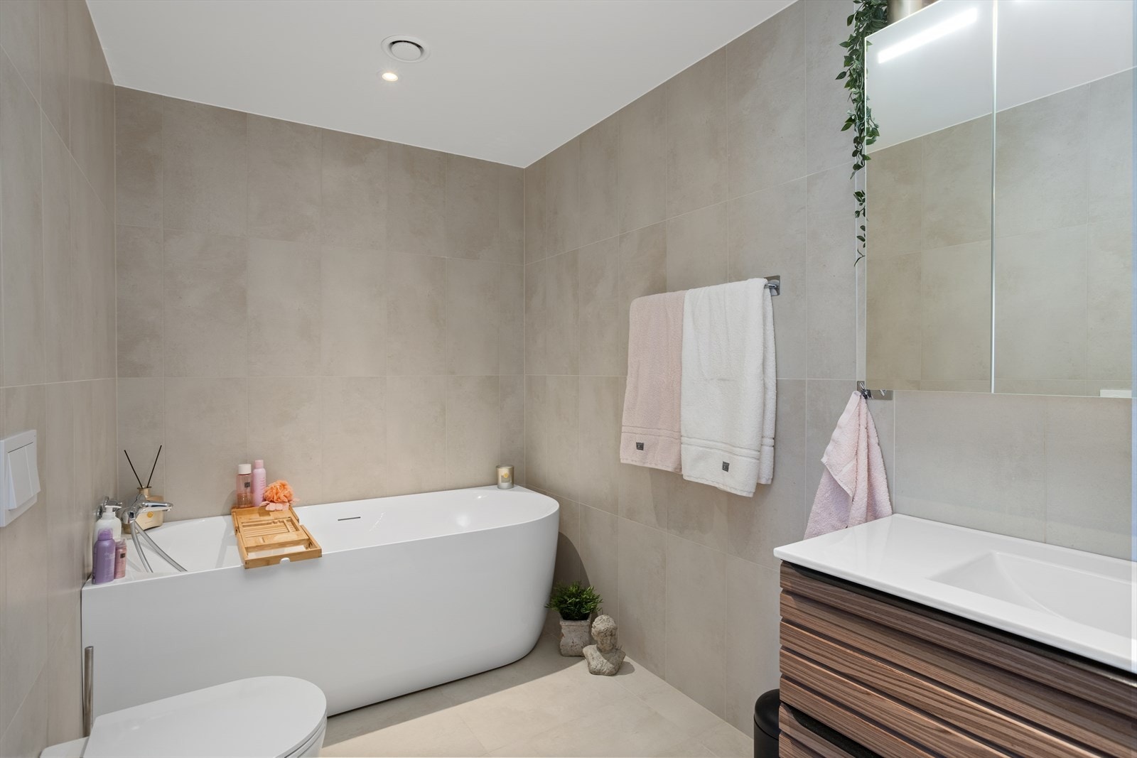 Begge baderommene er påkostet og byr på delikate farger, moderne flisvalg og lekre innredninger. Velg om du vil benytte badkar eller dusj - her tlbys begge deler! Galleribilde