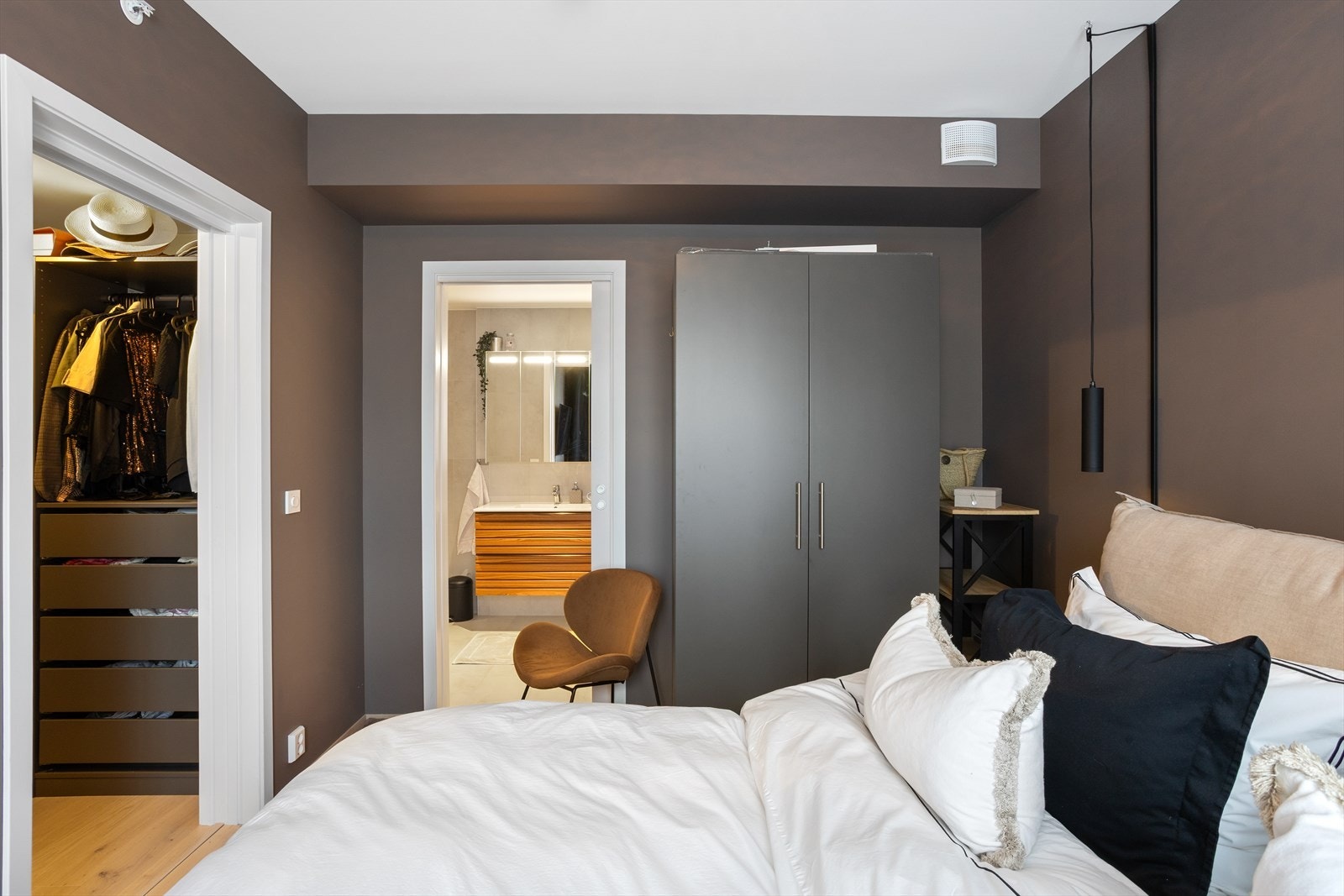 Som ellers i leiligheten oser det også her av høy kvalitetsfølelse! På selve soverommet er det også garderobeplass - det medfølger to dørs frittstående garderobeskap i matchende fargevalg. Galleribilde