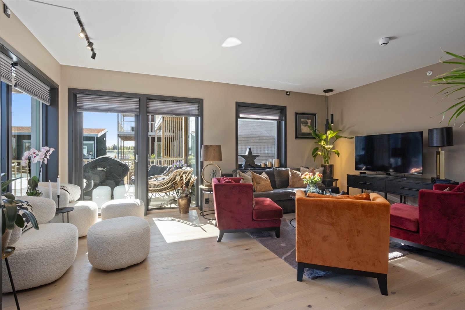 Store vinduer gir masse lys og leiligheten er betydelig påkostet utover opprinnelig leveranse - denne vil appellere til de aller fleste! Galleribilde