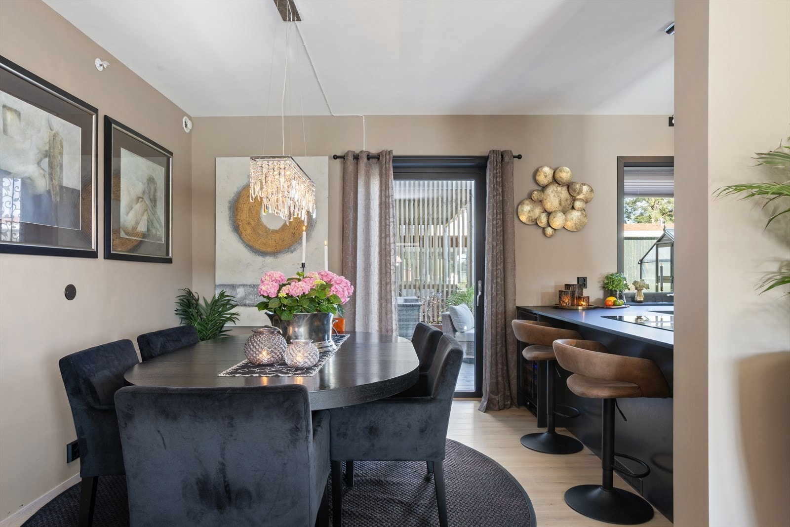 Ut for spisetuen er det utgang til den minste terrassen. Galleribilde