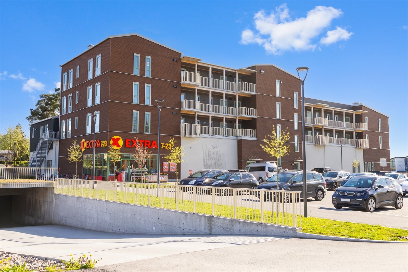 Dagligvarehandelen kan ikke gjøres enklere. I byggets 1. etasje finner man Extra dagligvareforretning. Galleribilde