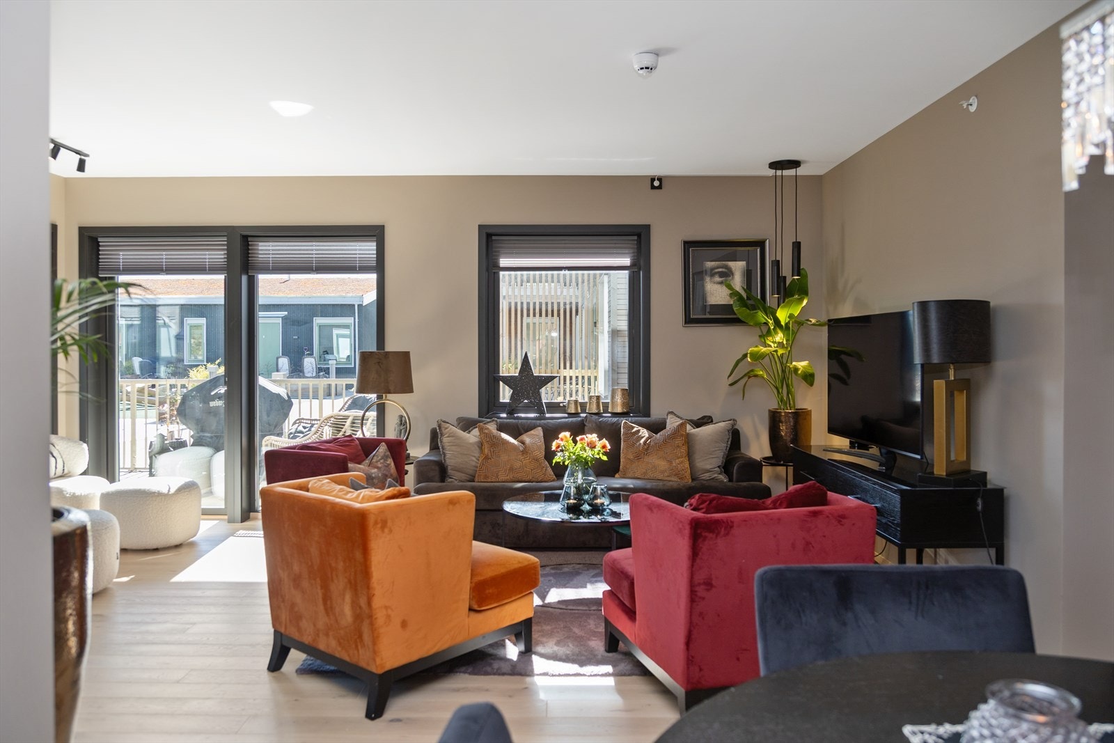 Fra hovedstuen er det utgang til den overbygde terrassen. Galleribilde