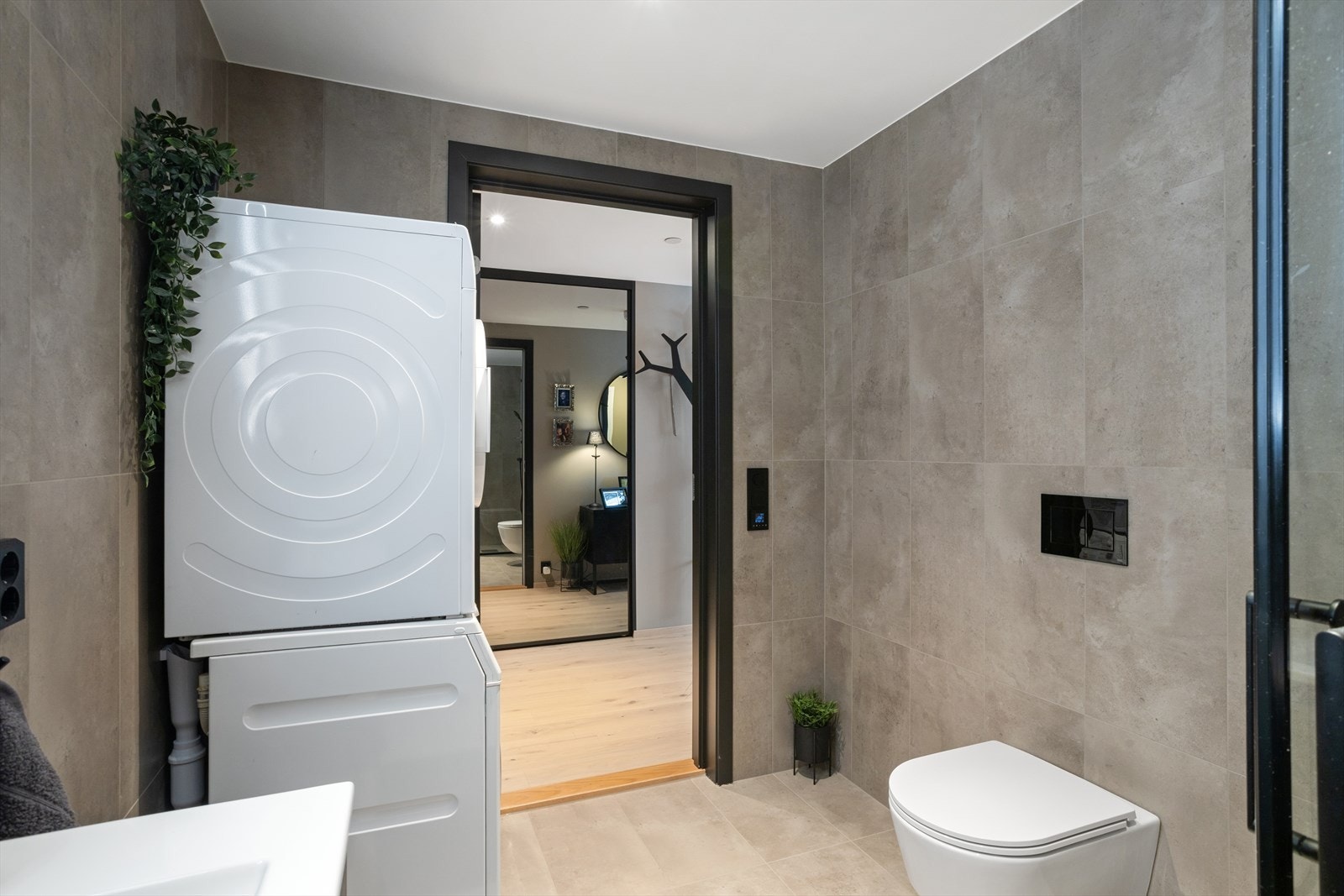 Sonen for "vasketårn" med opplegg for både vaskemaskin og tørketrommel er plassert ytterst i rommet - smart og diskre plassert. Galleribilde