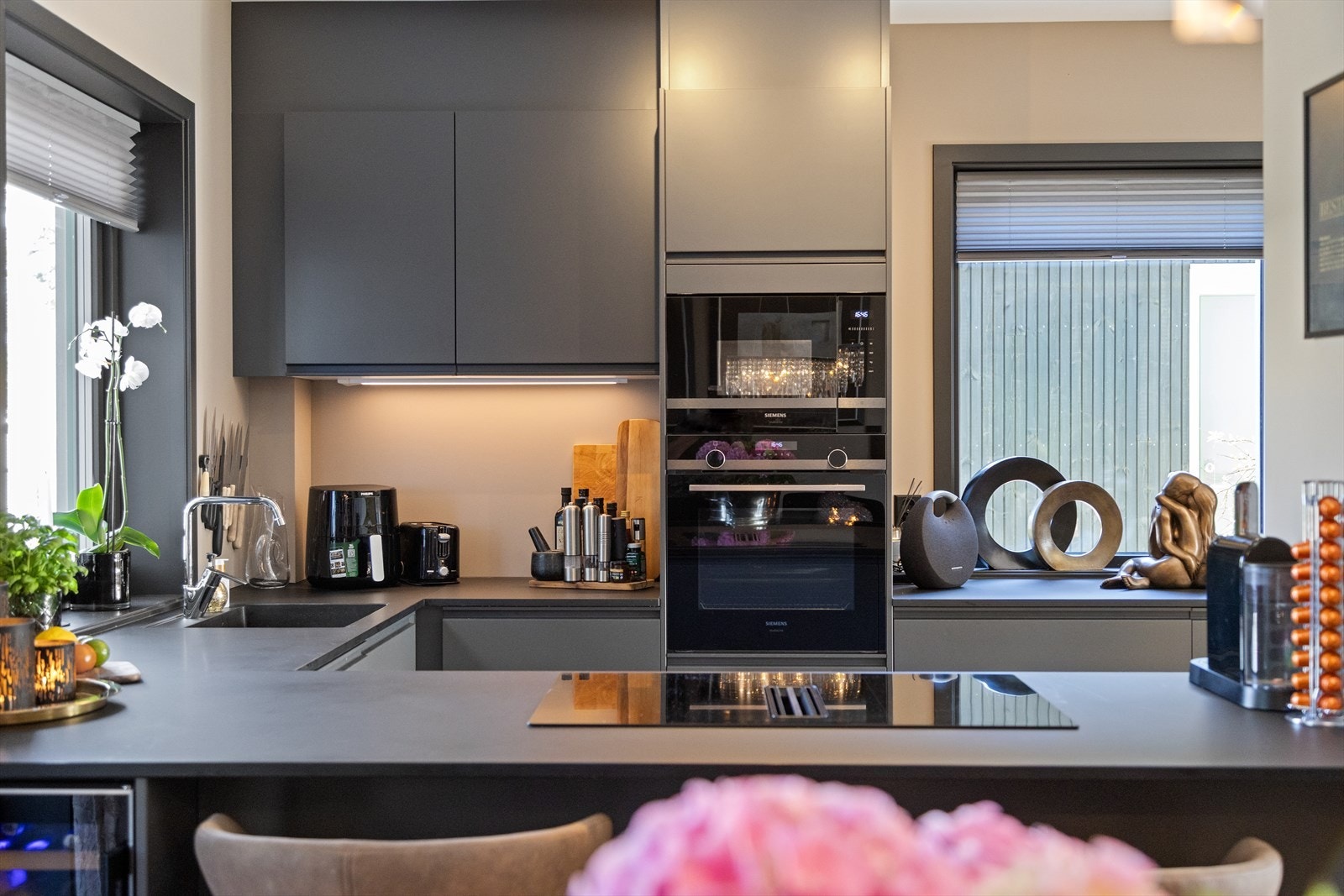 Her er det laget en flott og eksklusiv løsning som gir nærkontakt med spisestuen - en innbydende og moderne løsning vi tror du vil like. Galleribilde