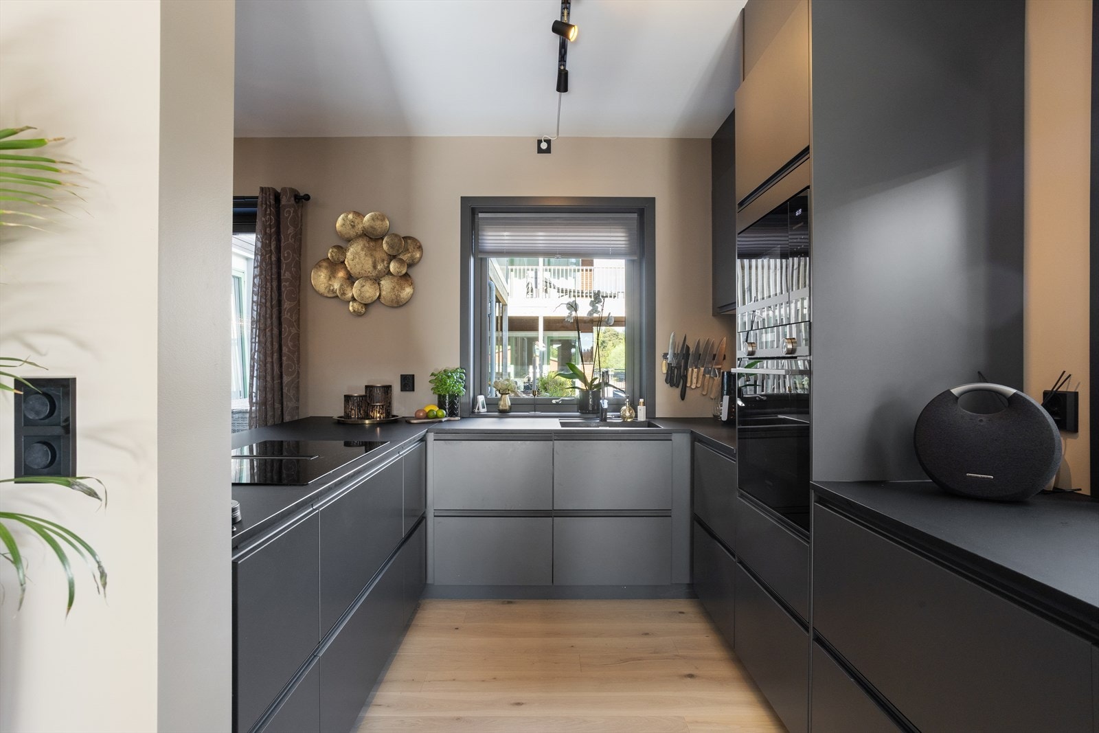 Kjøkkeninnredningen fra tradisjonsrike og anerkjente Drømmekjøkken er betydelig påkostet utover opprinnelig leveransestandard. Galleribilde