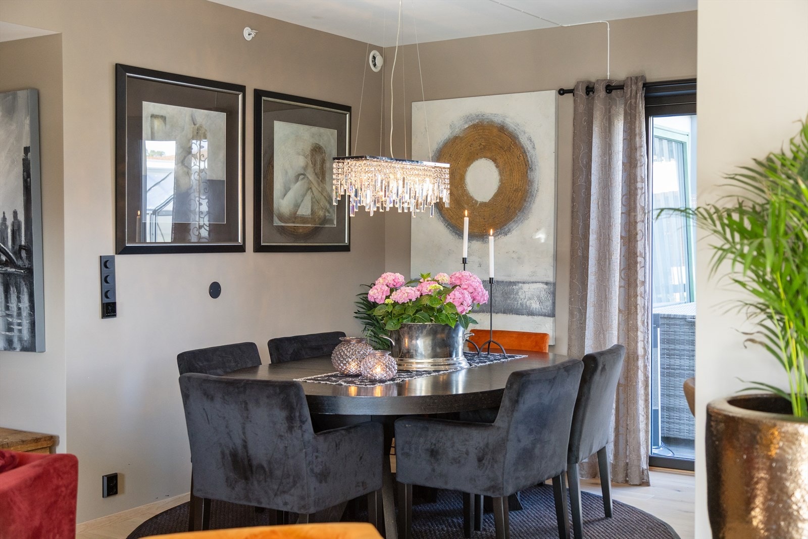 Den mest naturlige plasseringen av hjemmets spisestue ligger nærmest kjøkkenåpningen hvor det er plass til spisestuebord hvor man kan samle familie og venner til hyggelig samvær. Galleribilde