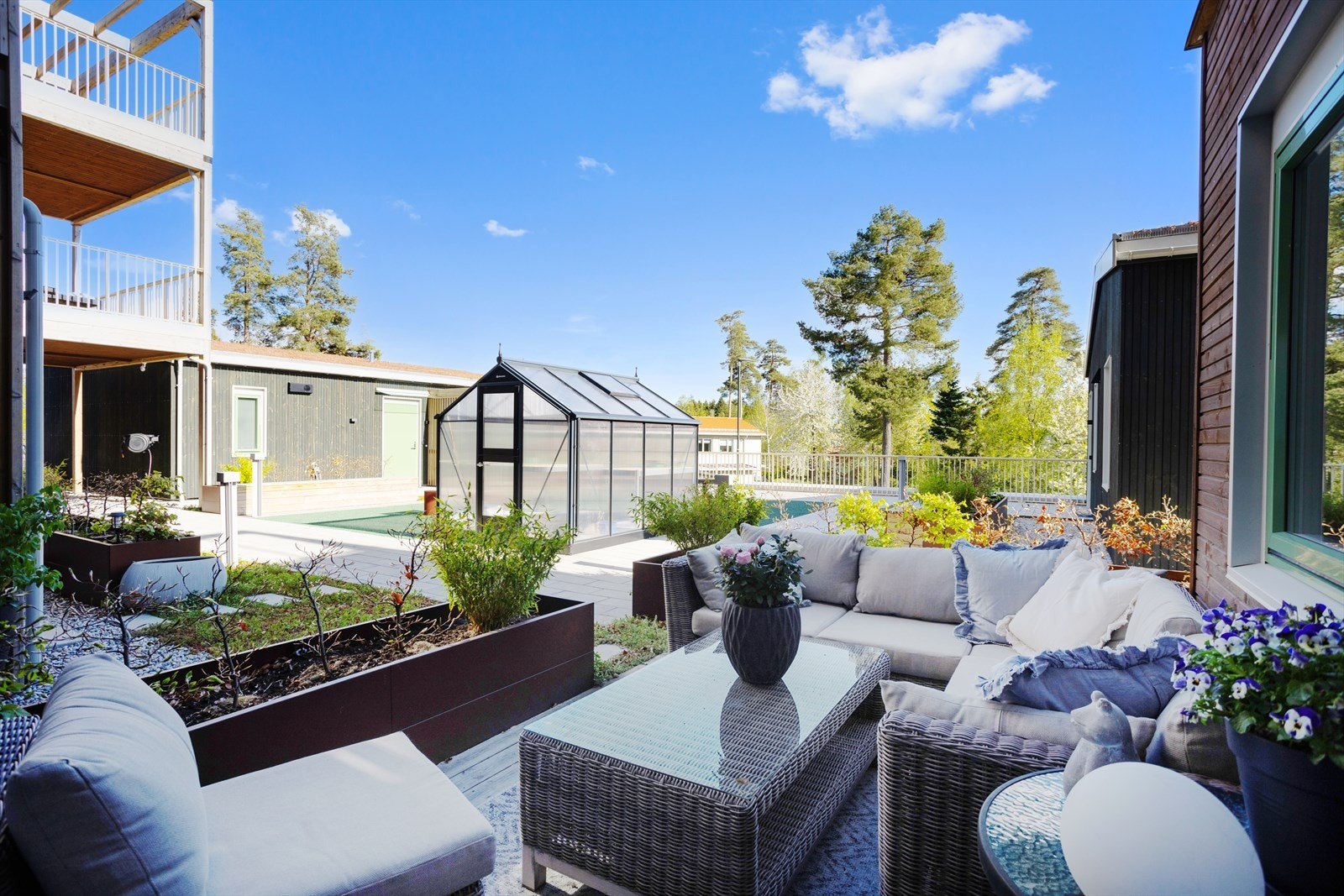 Leiligheten har en utmerket internplassering i andre etasje, som gir takhageterrasser mot tre sider. Galleribilde