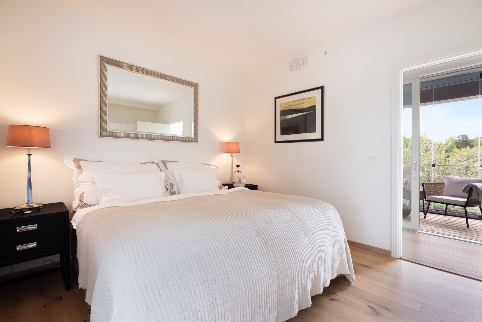 Store vinduer gir rommene godt med naturlig lys og gode muligheter for lufting. Galleribilde