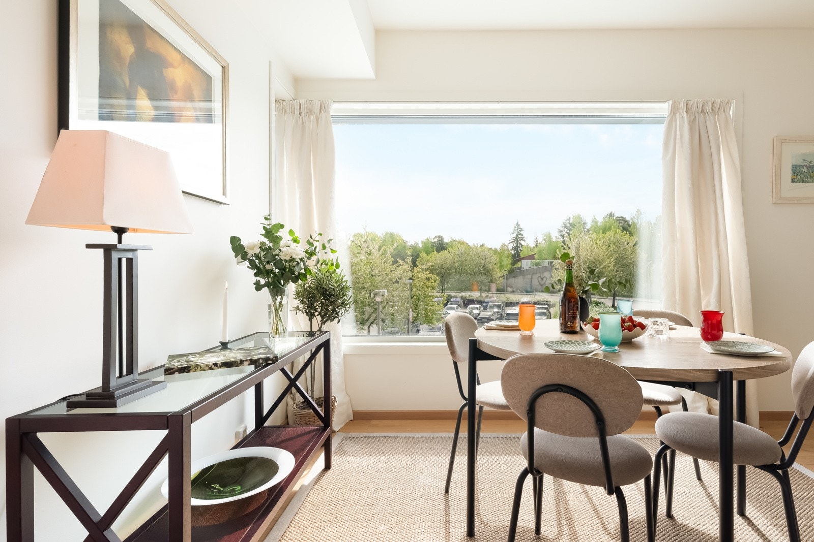 Varmtvann, internett og kabel-tv er inkludert i felleskostnadene. Leiligehten praksiserer "easy living". Galleribilde