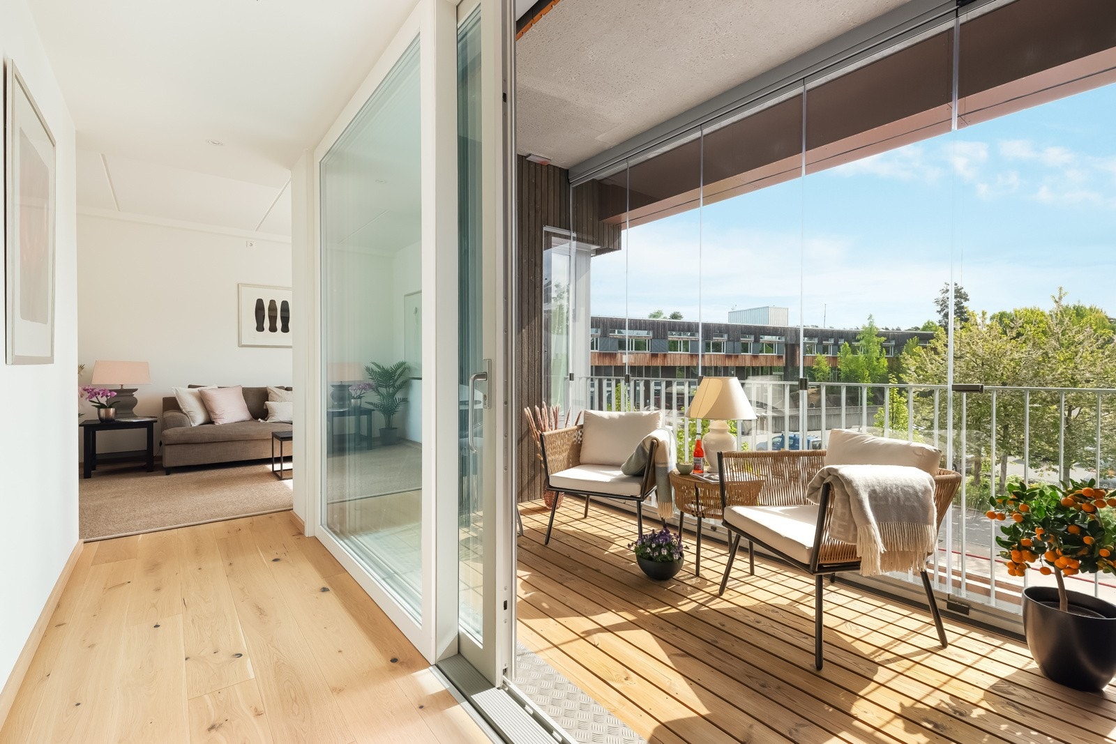 Fra stuen er det utgang til en herlig innglasset balkong på 9m² (glasset kan åpnes opp om ønskelig). Galleribilde