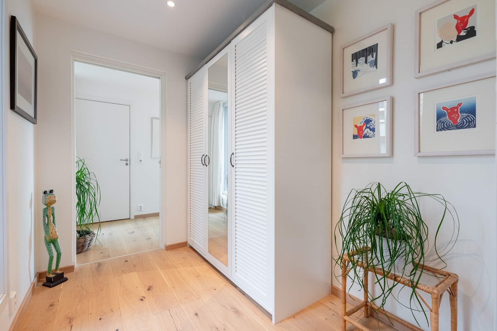 Her er det god plass til yttertøy i garderobeskap. et er i tillegg en innvendig bod og bod i u.etg på 5m² for ekstra lagringsplass. Galleribilde