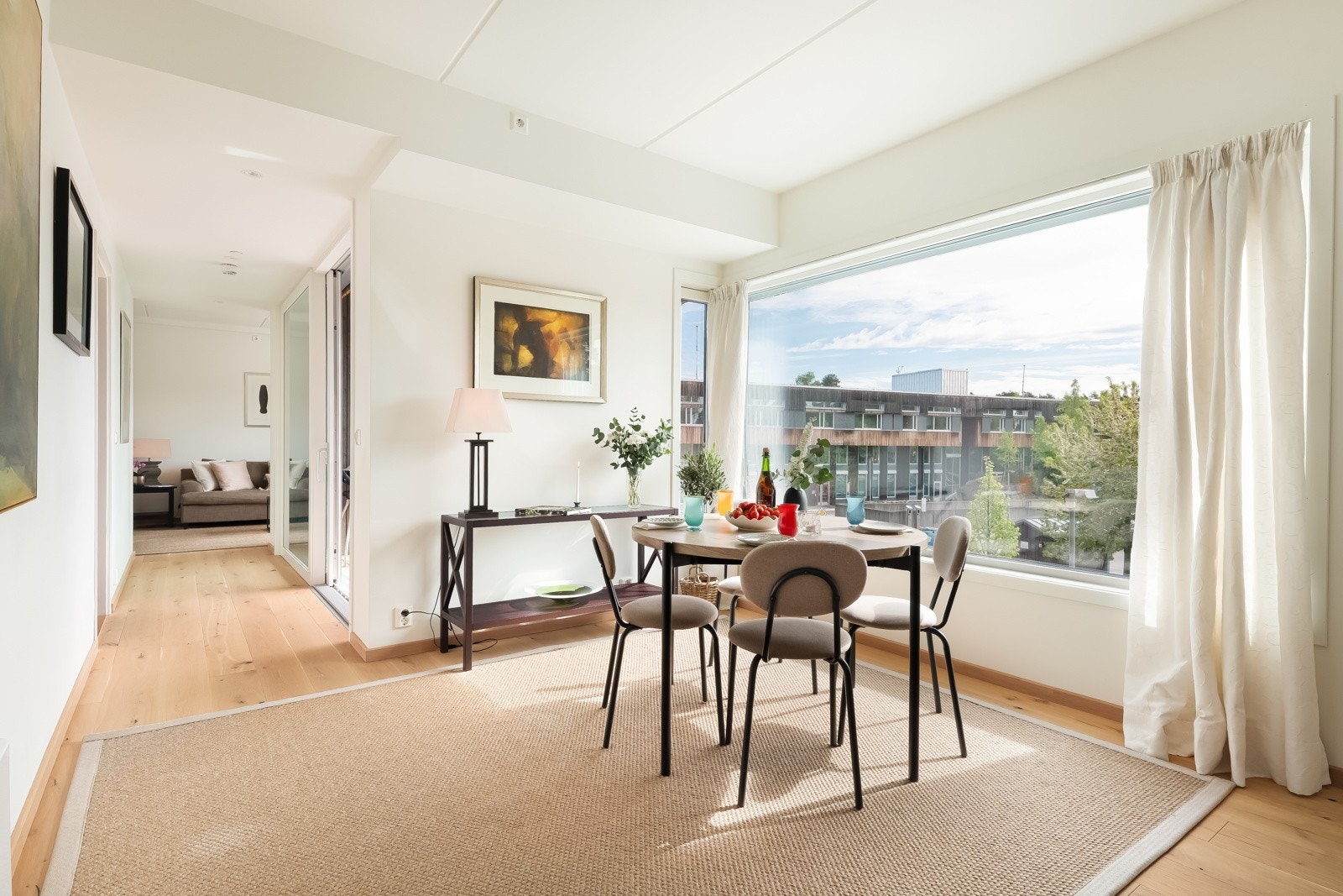 Det er god plass til et spisebord ved vinduet. Galleribilde