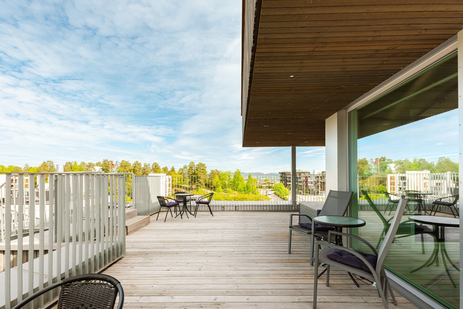 Til glede for beboerne er det en flott felles takterrasse med flere sittegrupper. Galleribilde
