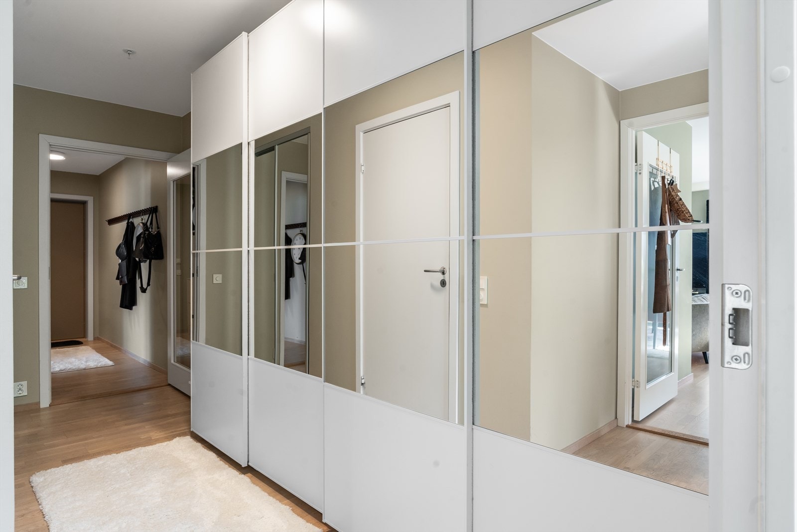 Velkommen inn! Gang med god garderobeplass Galleribilde