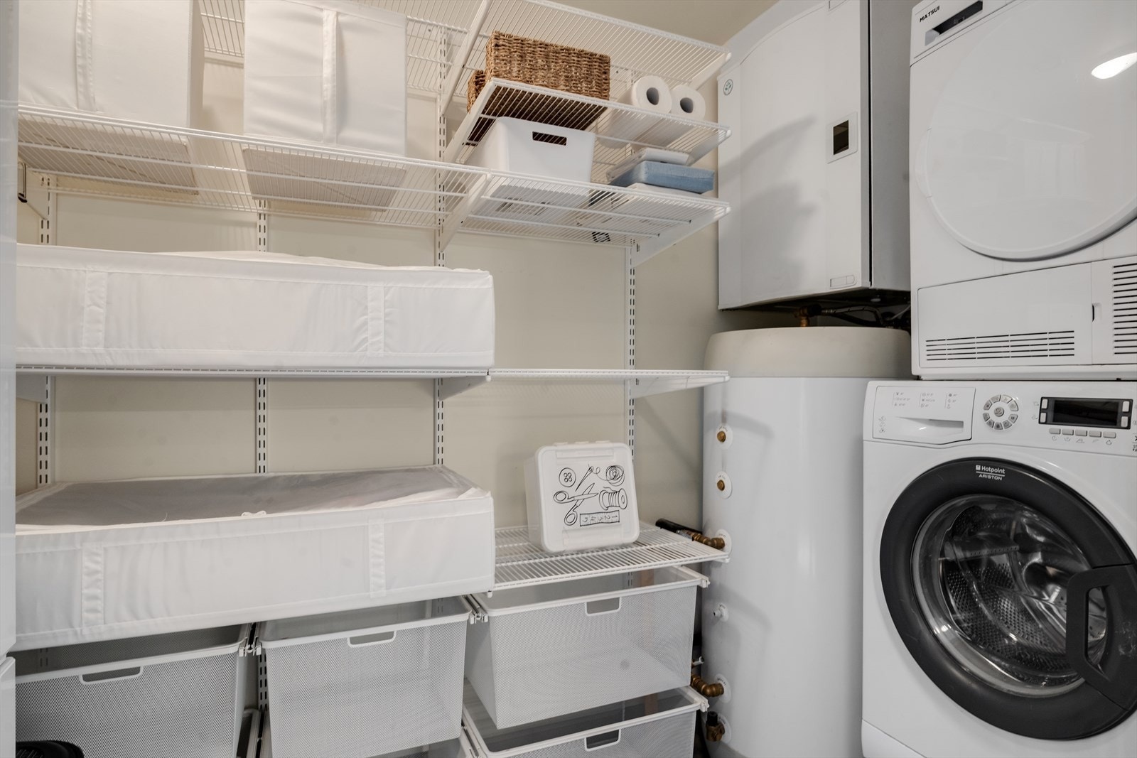 Vaskerom/teknisk rom med god hylleplass Galleribilde