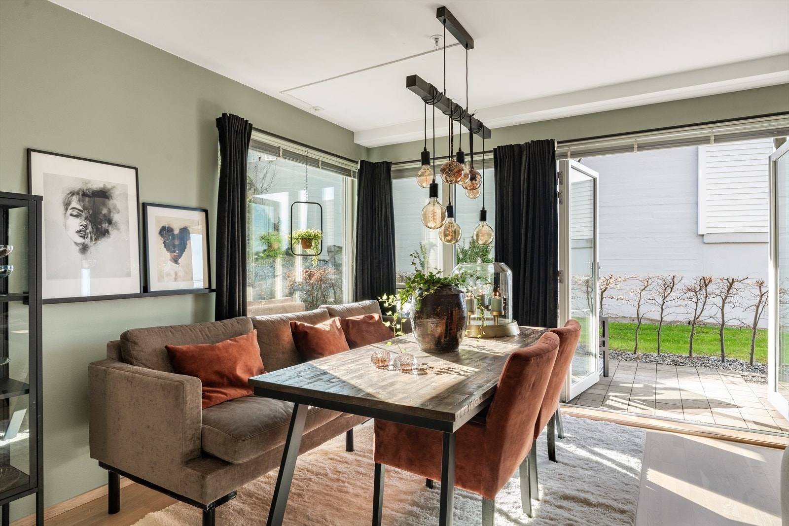 Doble dører ut til markterrassen Galleribilde