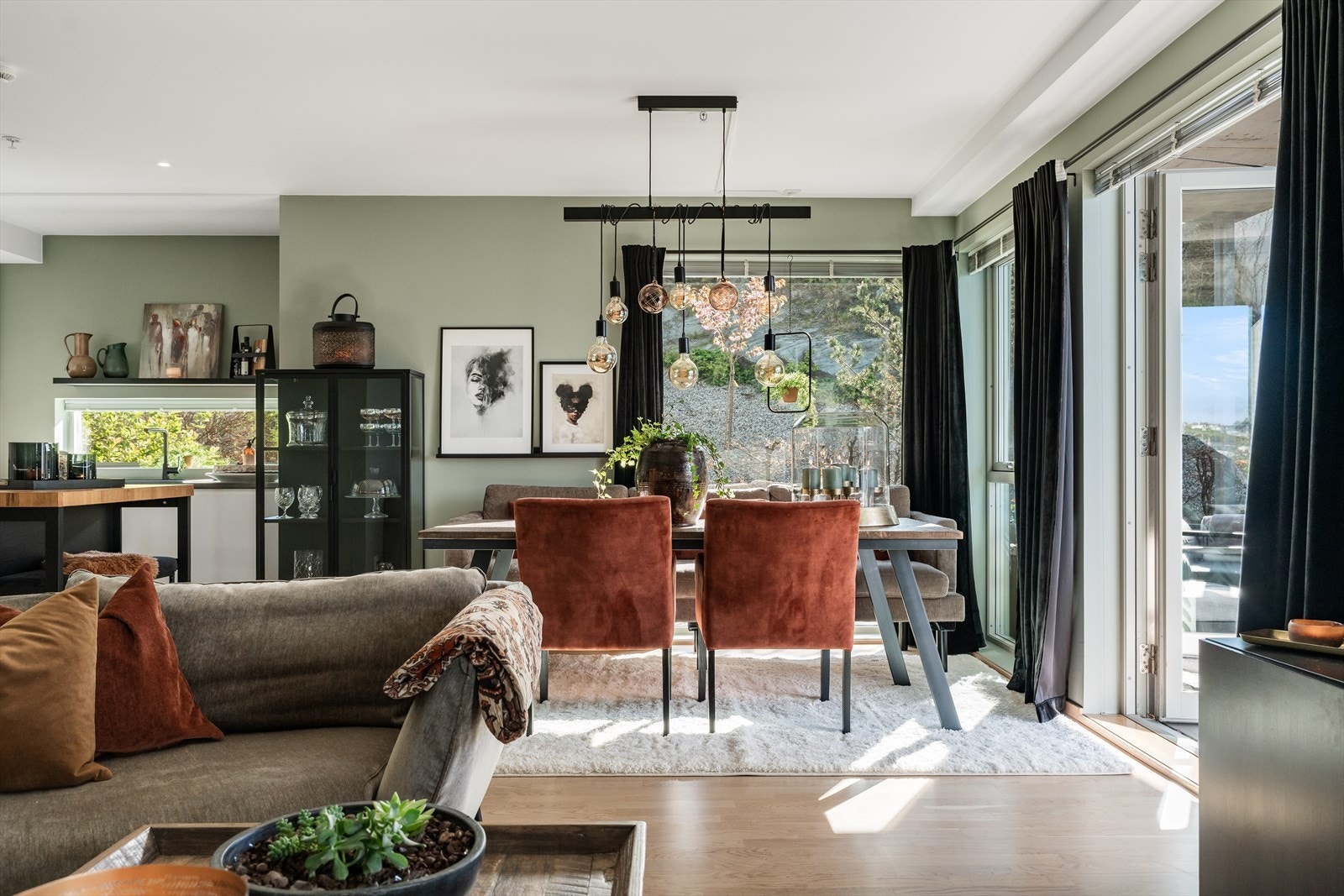 Stuen har utgang til terrasse Galleribilde