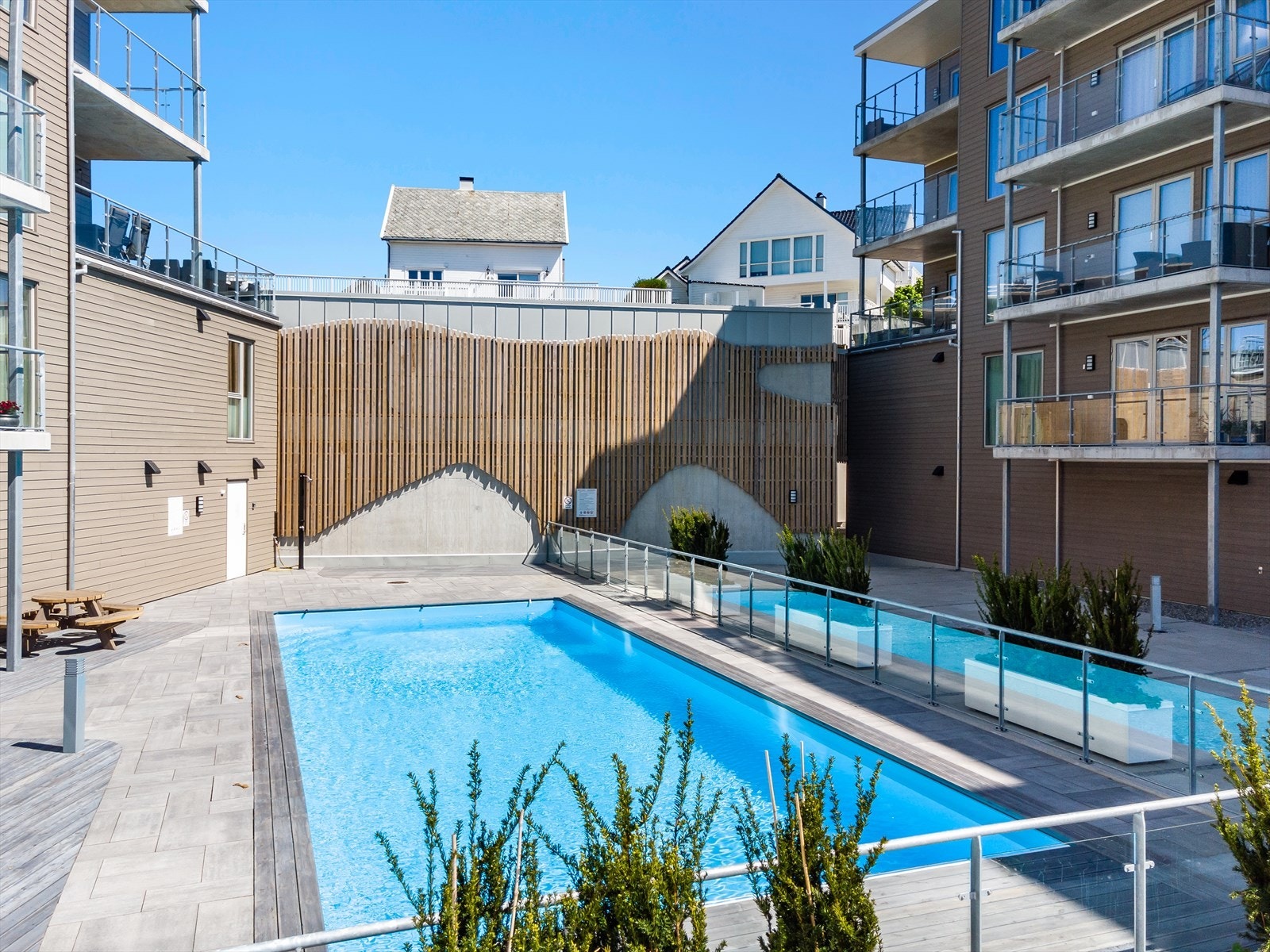 Det er oppvarmet basseng som ligger mellom bygg 2 og 3 Galleribilde