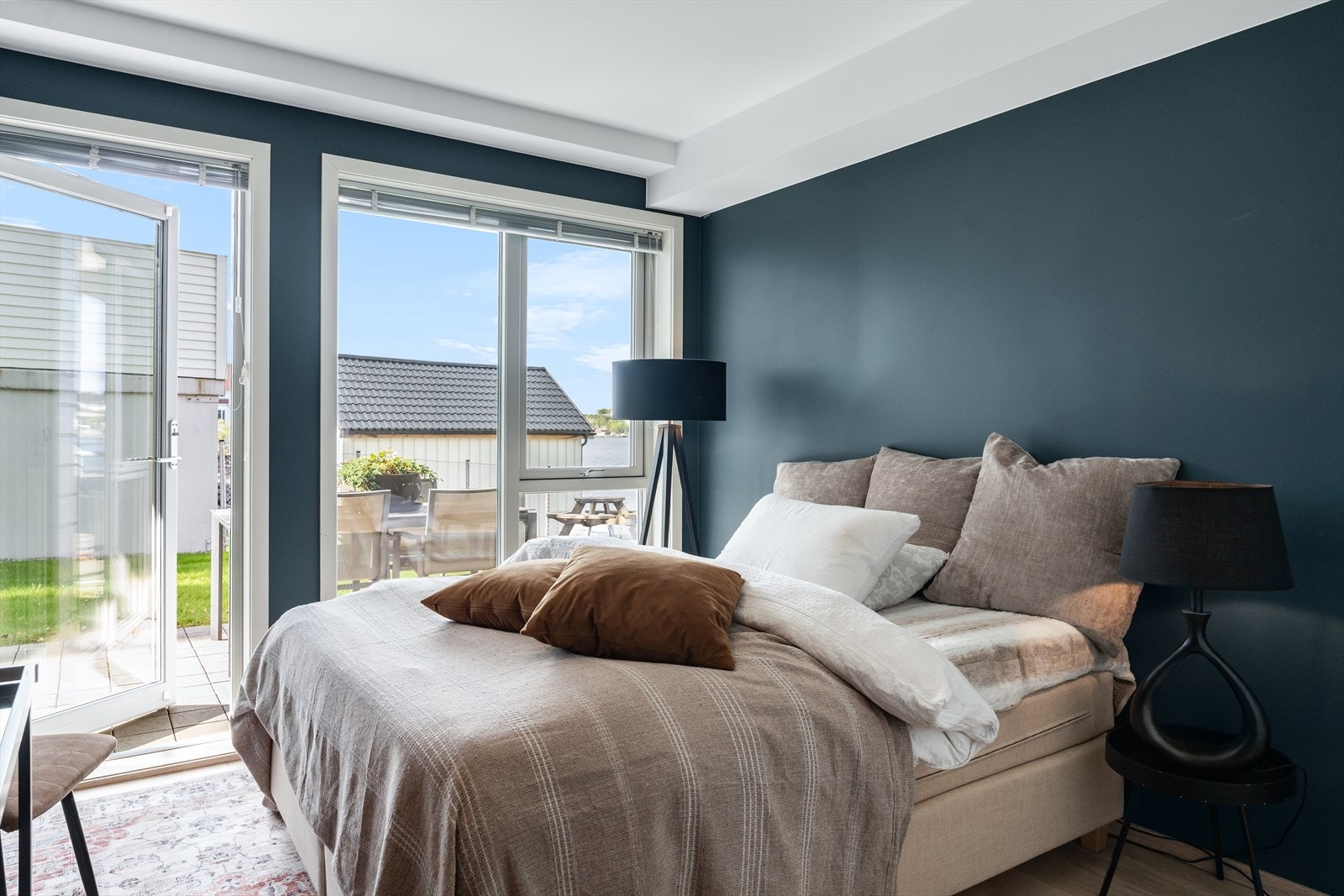 Hovedsoverom med garderobe, direkte tilgang til bad og utgang til terrassen Galleribilde