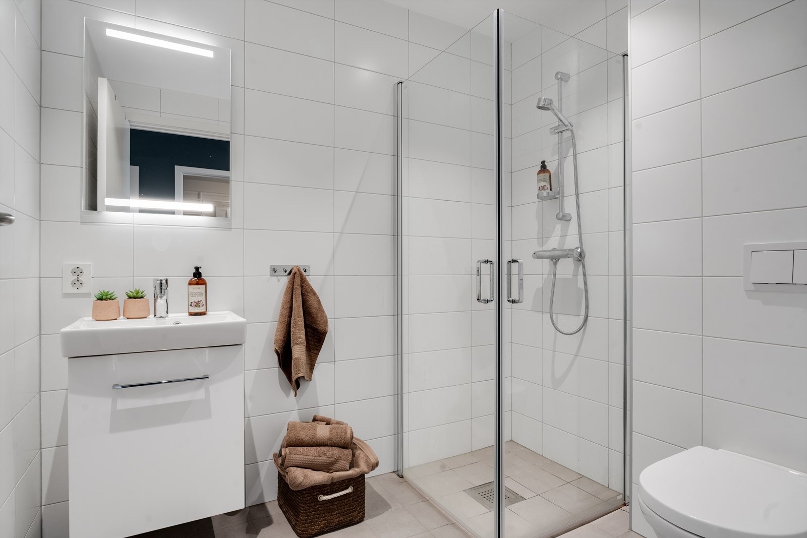 Baderom 2 med dusj, servant med underskap og vegghengt toalett Galleribilde