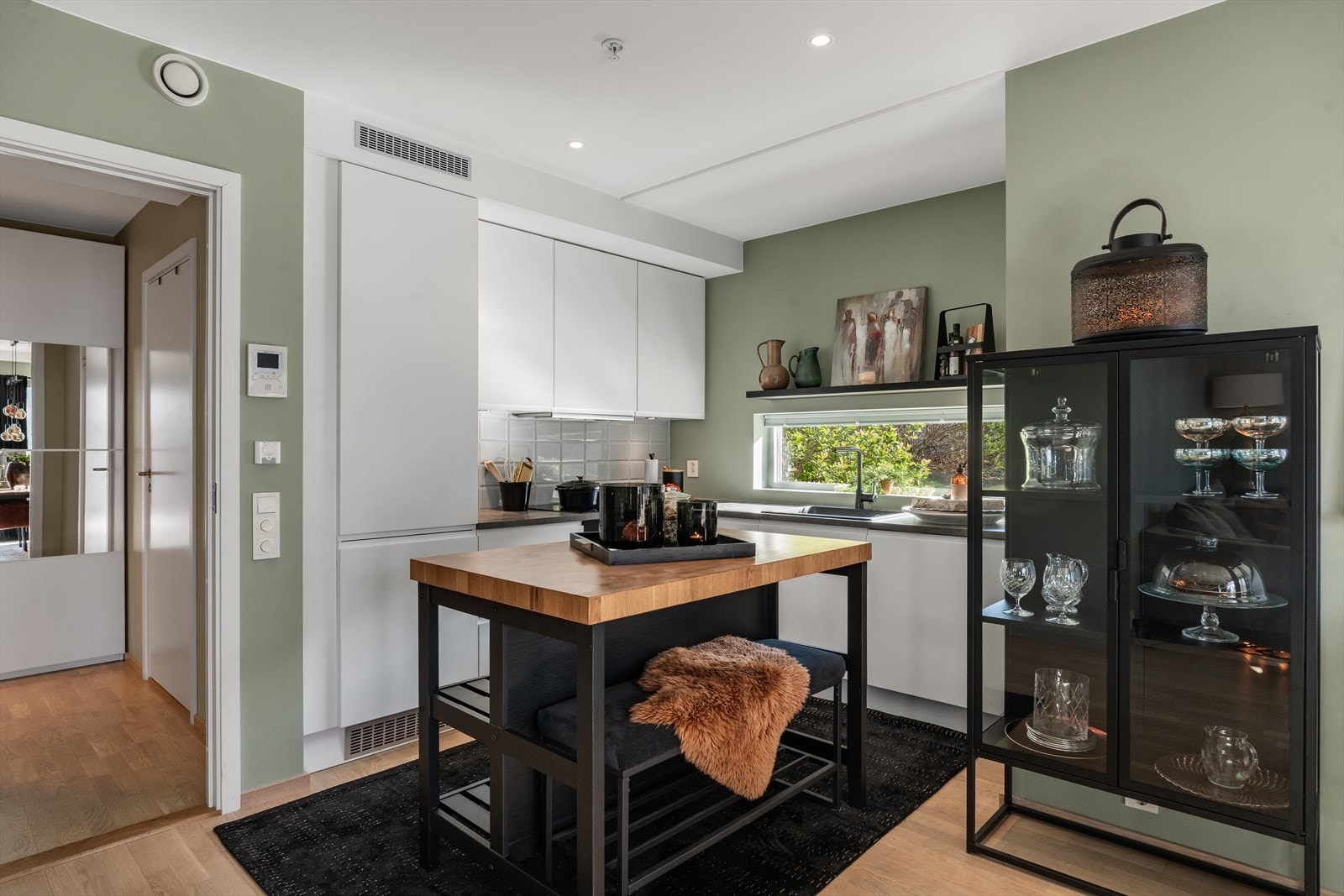 Pen stilren kjøkkeninnredning Galleribilde