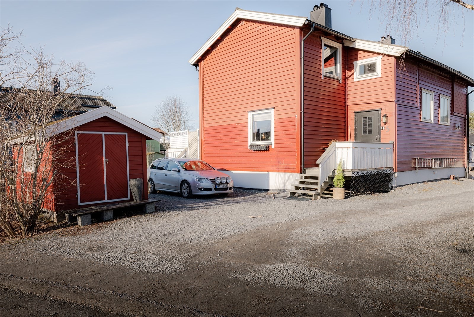 Romslig vertikaldelt tomannsbolig med nærhet til det meste. Ca. 600 meter til sentrum, og 300 meter til jernbanestasjon. Galleribilde