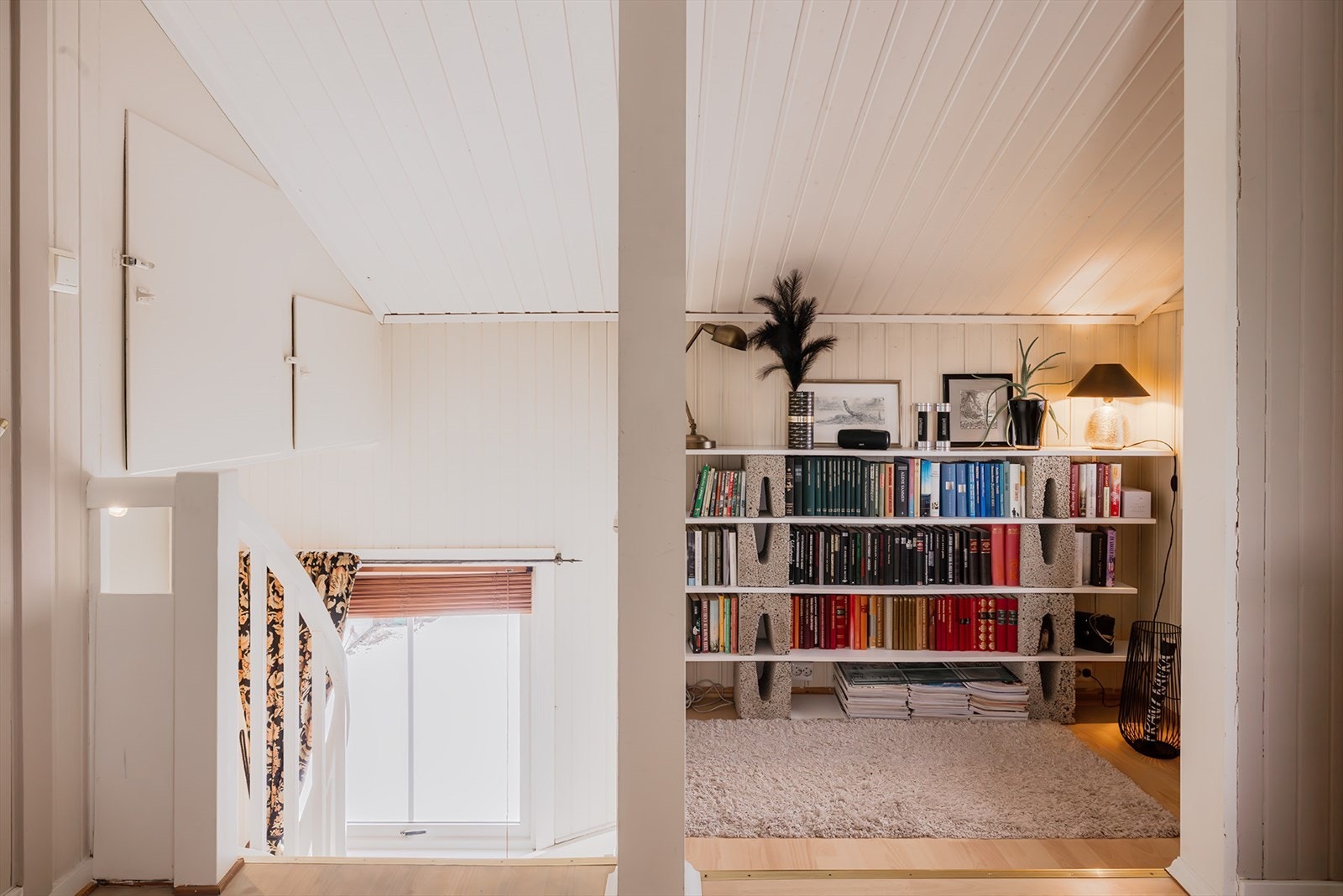 2. etg inneholder Gang m/kontordel til høyre på bildet, 3 soverom, bad og WC Galleribilde