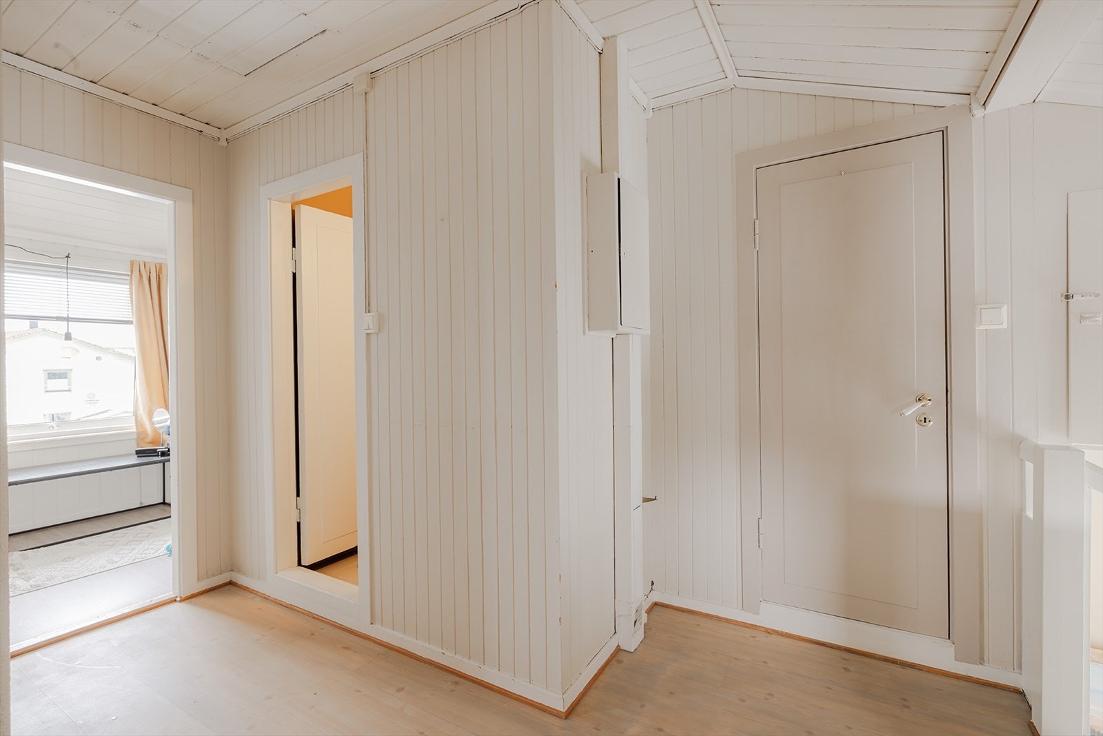 Bad inn døren i midten og WC rom til høyre Galleribilde