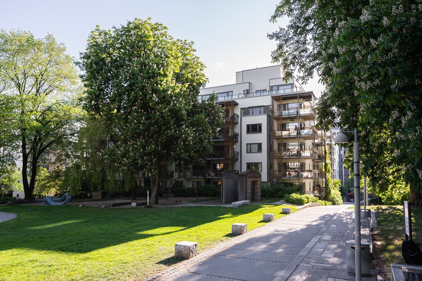 Nydelig opparbeidet park rett på utsiden av leiligheten. Galleribilde