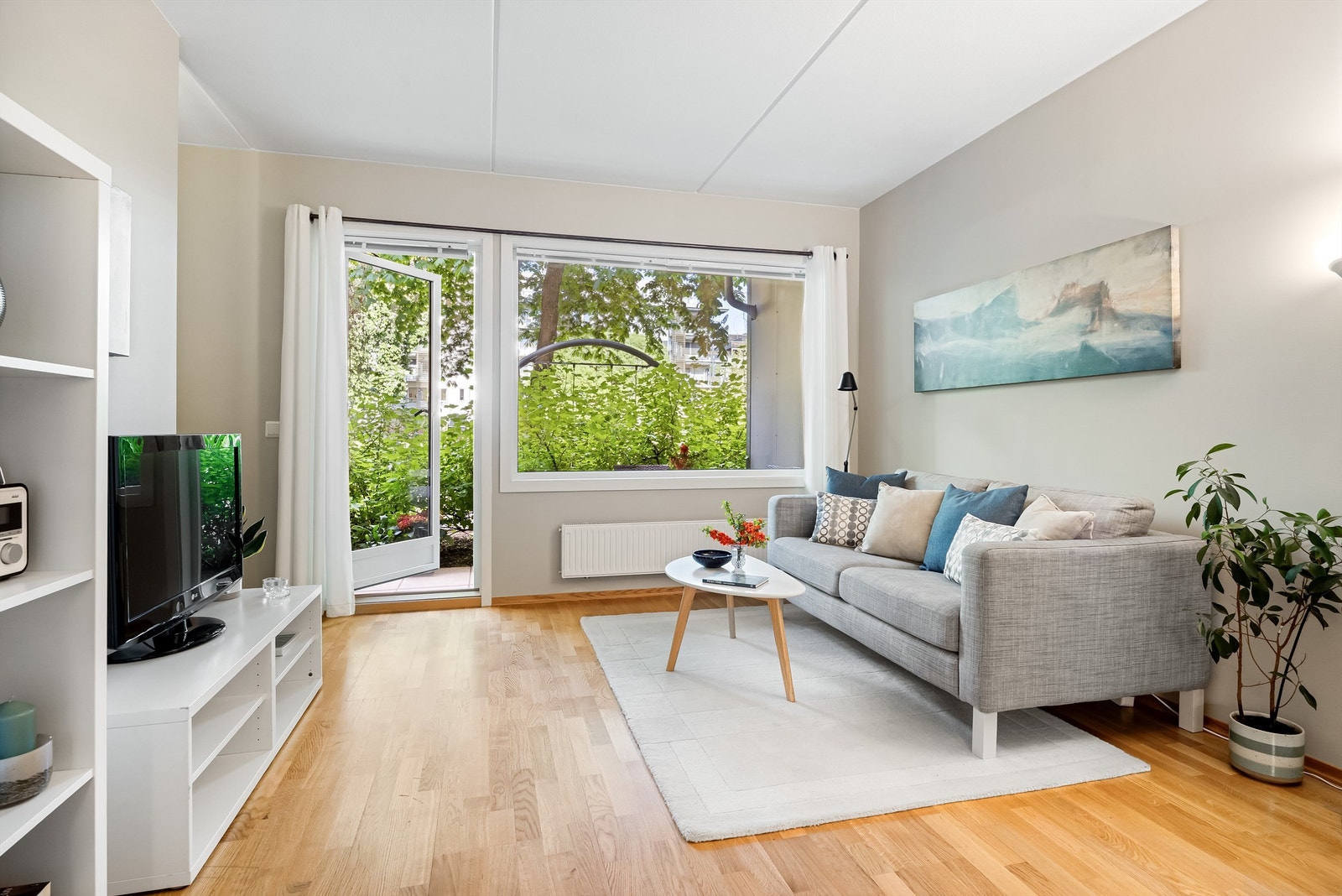 Leiligheten er nymalt i tidsriktige og lyse farger. Galleribilde