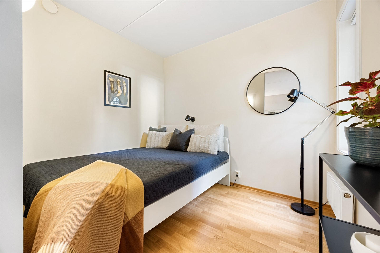 God plass til dobbeltseng. Det er i dag satt inn en 150 cm seng. Galleribilde