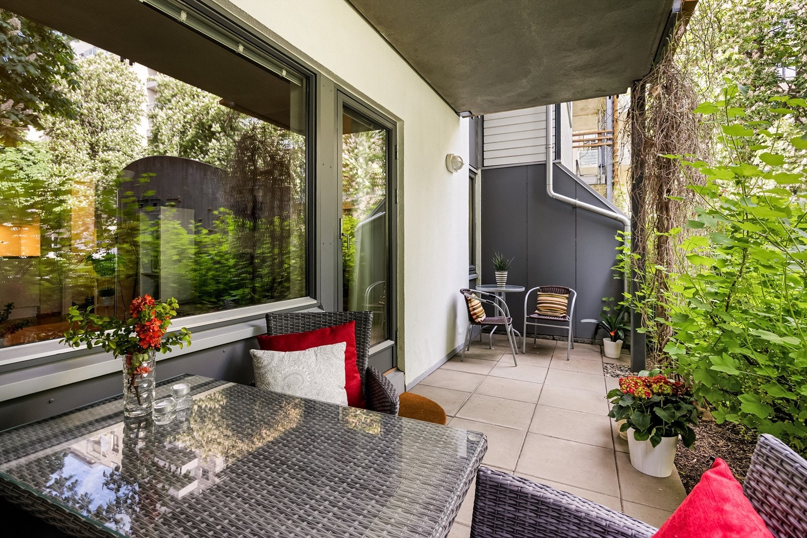 Leiligheten har en flott markterrasse på 10 kvm med utsyn mot frodig og flott park. Galleribilde