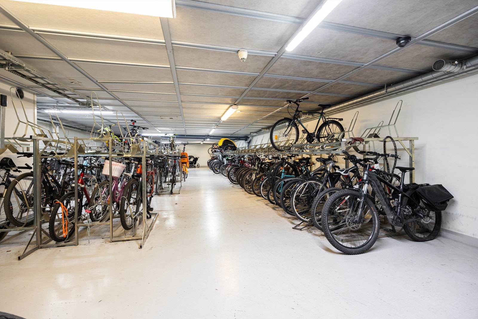 Sameiet har felles sykkelparkering i kjellereren. Galleribilde