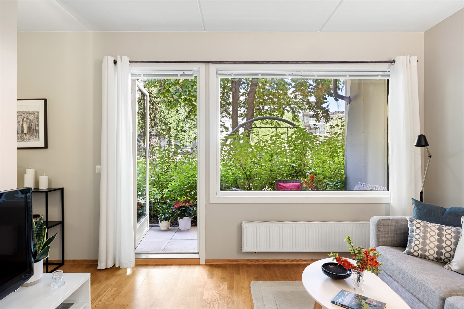 God vindusflate som gir leiligheten naturlig lys. Galleribilde