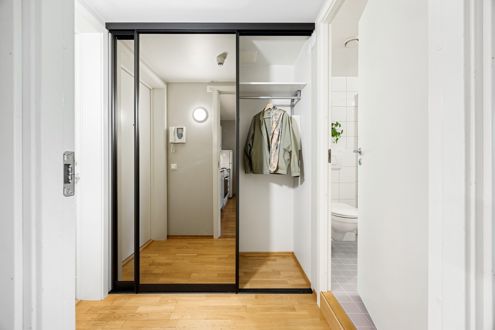 Det er praktisk skyvedørsgarderobe i gangen med god plass til klær og sko. Galleribilde