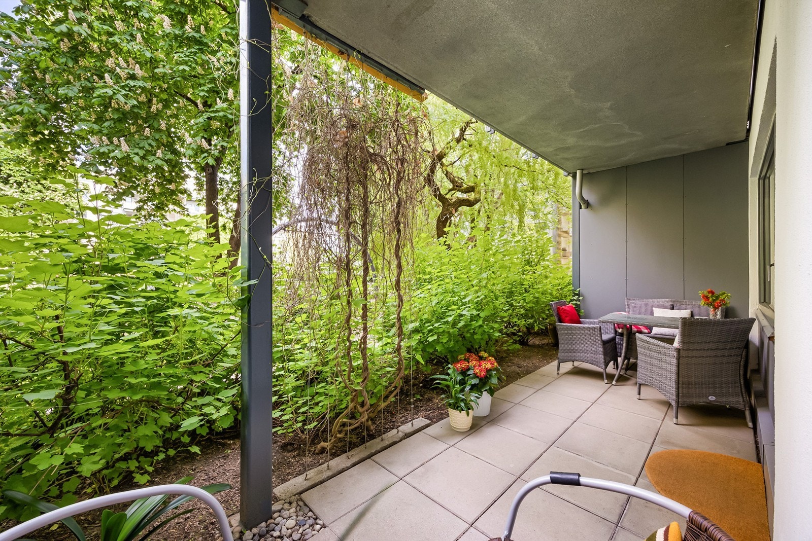 Markterrassen ligger skjermet og fint til med morgensol. Galleribilde