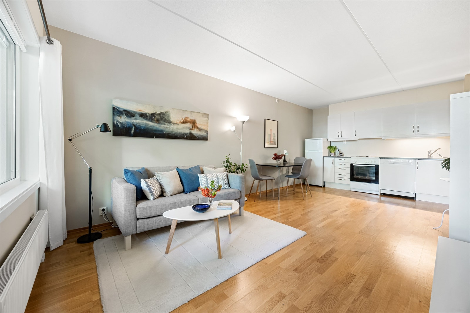 Åpen kjøkkenløsning mot stuen med god plass til både spisebord og sofagruppe. Galleribilde