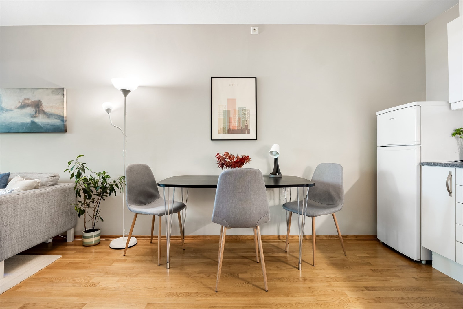 God plass til romslig spisebord. Galleribilde