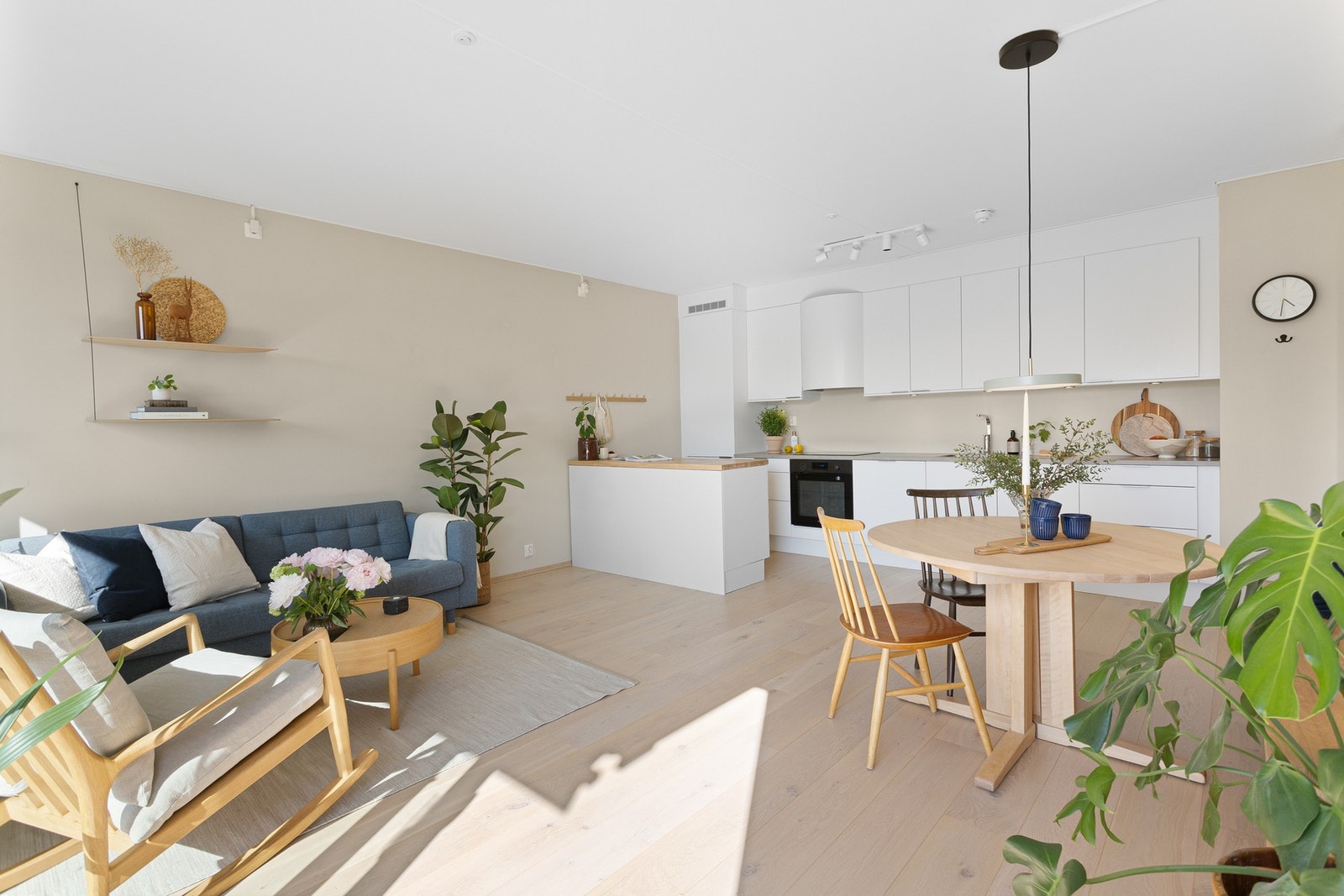 Boligen kan skilte med kvaliteter som moderne fargevalg, store vindusflater og den gode standarden som følger ved kjøp av nyere bygg. Galleribilde