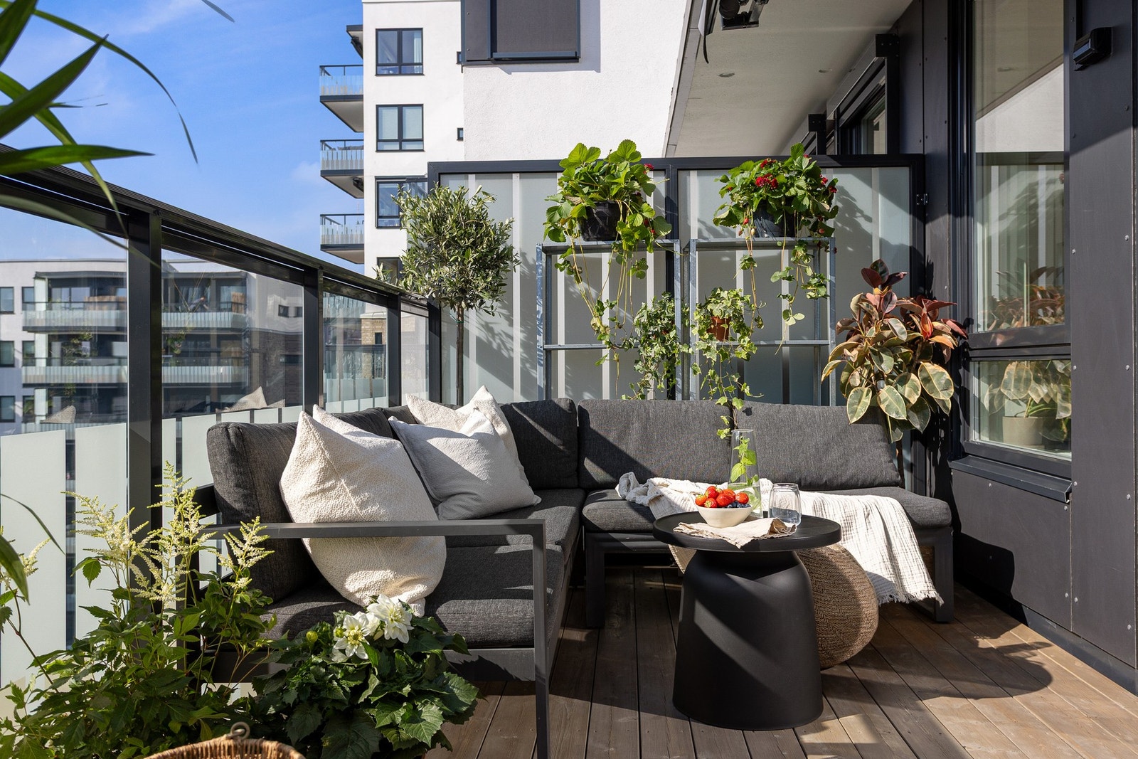 Nyt en kopp kaffe til morgenbrisen eller inviter venner til grilling og hygge utover kvelden. Galleribilde