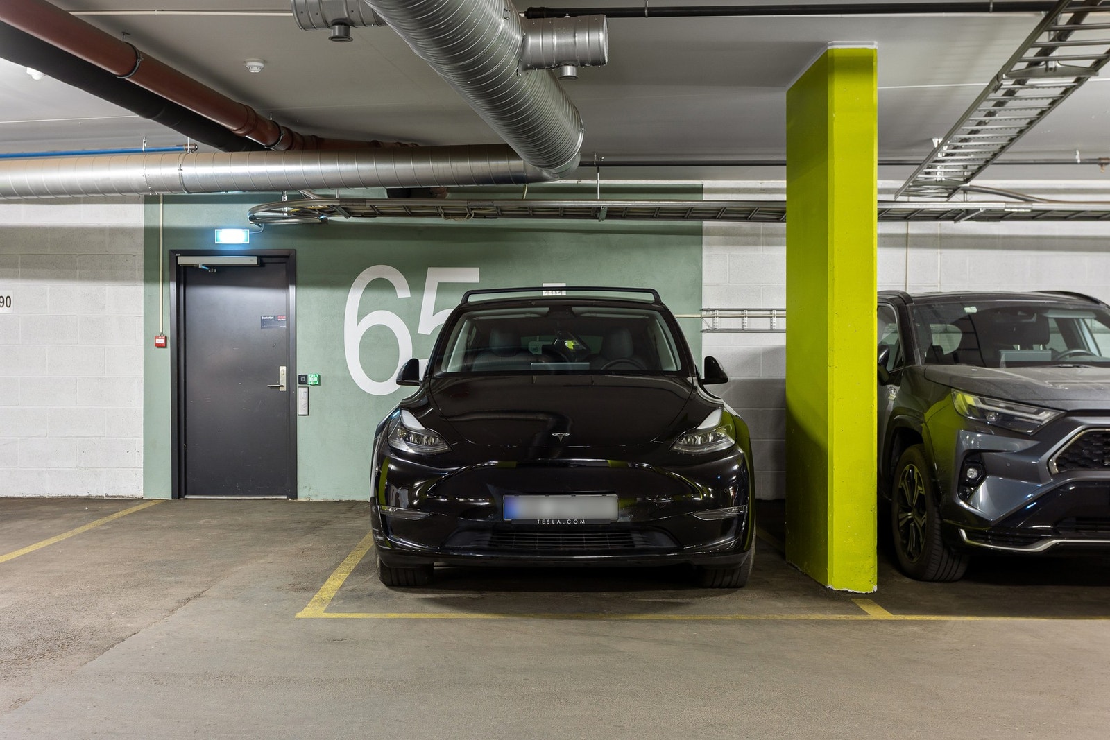 Med boligen følger det en ekstra bred parkeringsplass (HC) i garasjeanlegg med lader. Galleribilde