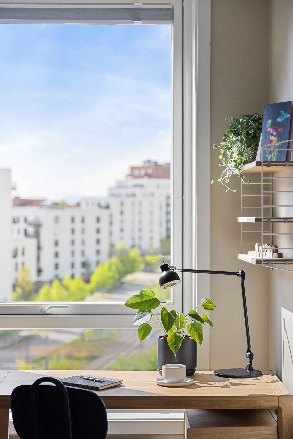 På vinduene er det montert utvendige screens i tillegg til doble plisséer, så her er alt lagt til rette for å få en god natt med søvn. Galleribilde