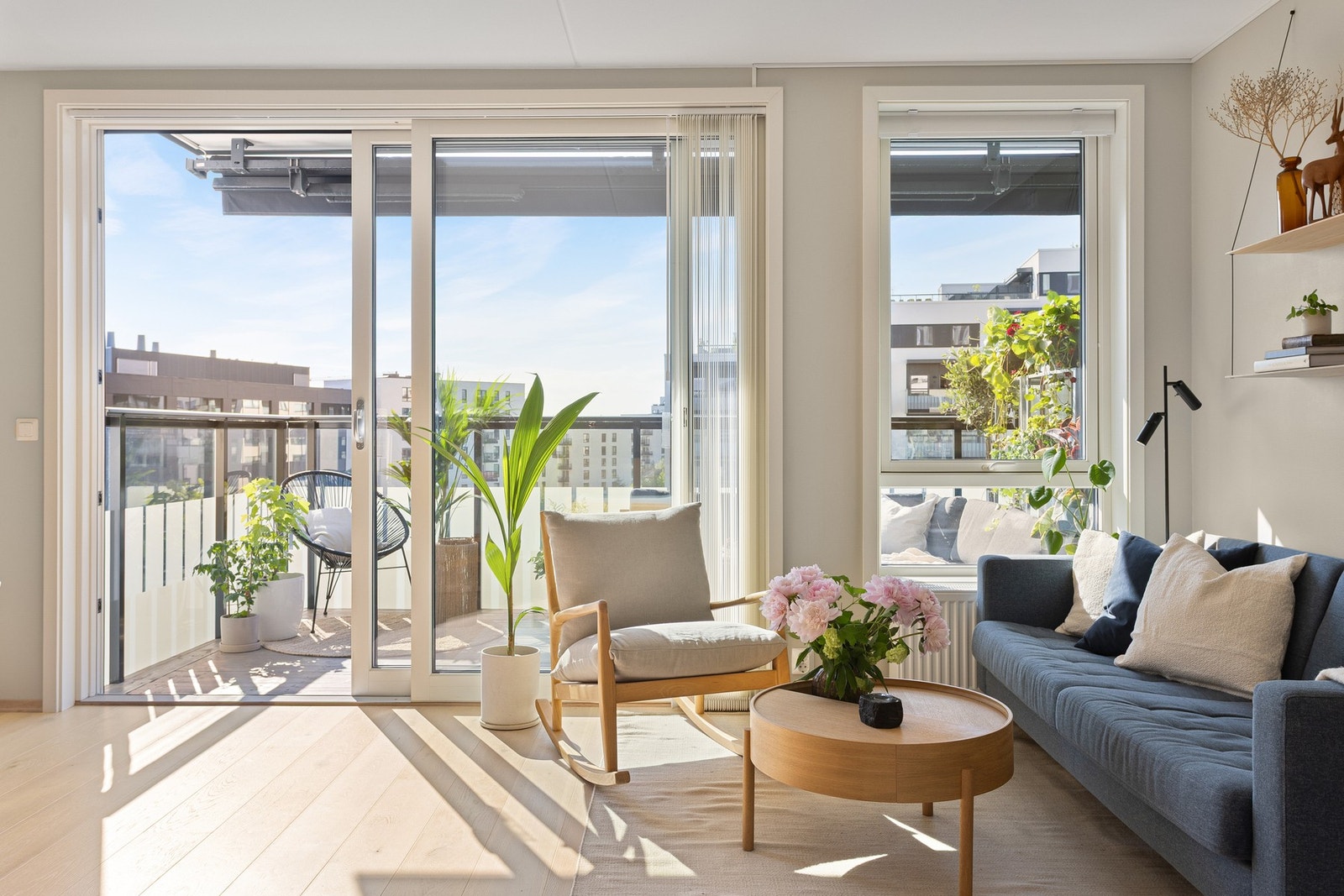 Rommet har god plass for sofa, salongbord og tilhørende mediemøblement. Galleribilde