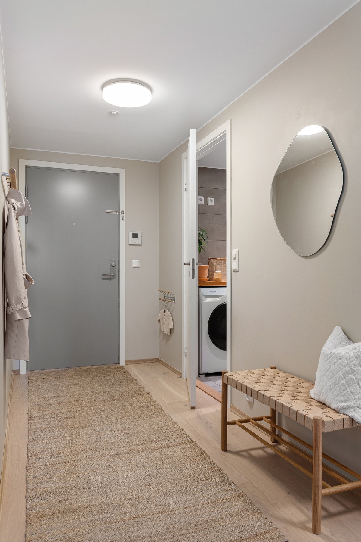 I entréen er det god plass til blant annet knaggrekker, speil og kommode for oppbevaring. Galleribilde