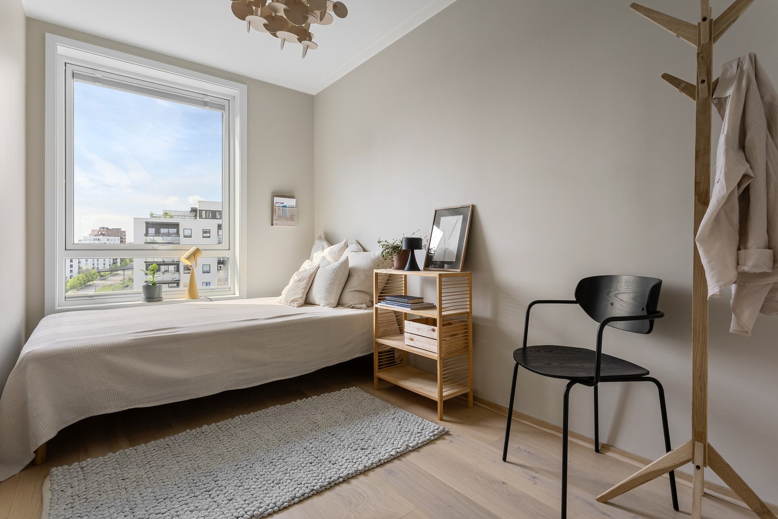 Rommene har god plass til seng, nattbord og oppbevaringsmøblement. Galleribilde