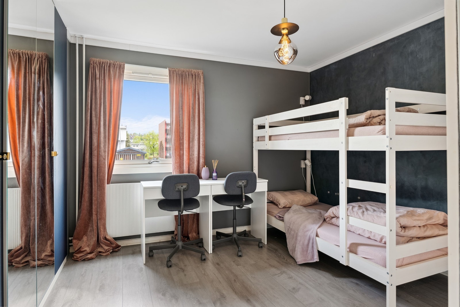 Leiligheten har to gode soverom. Hovedsoverommet er romslig og har garderobeskap som gir godt med oppbevaringsplass. Galleribilde