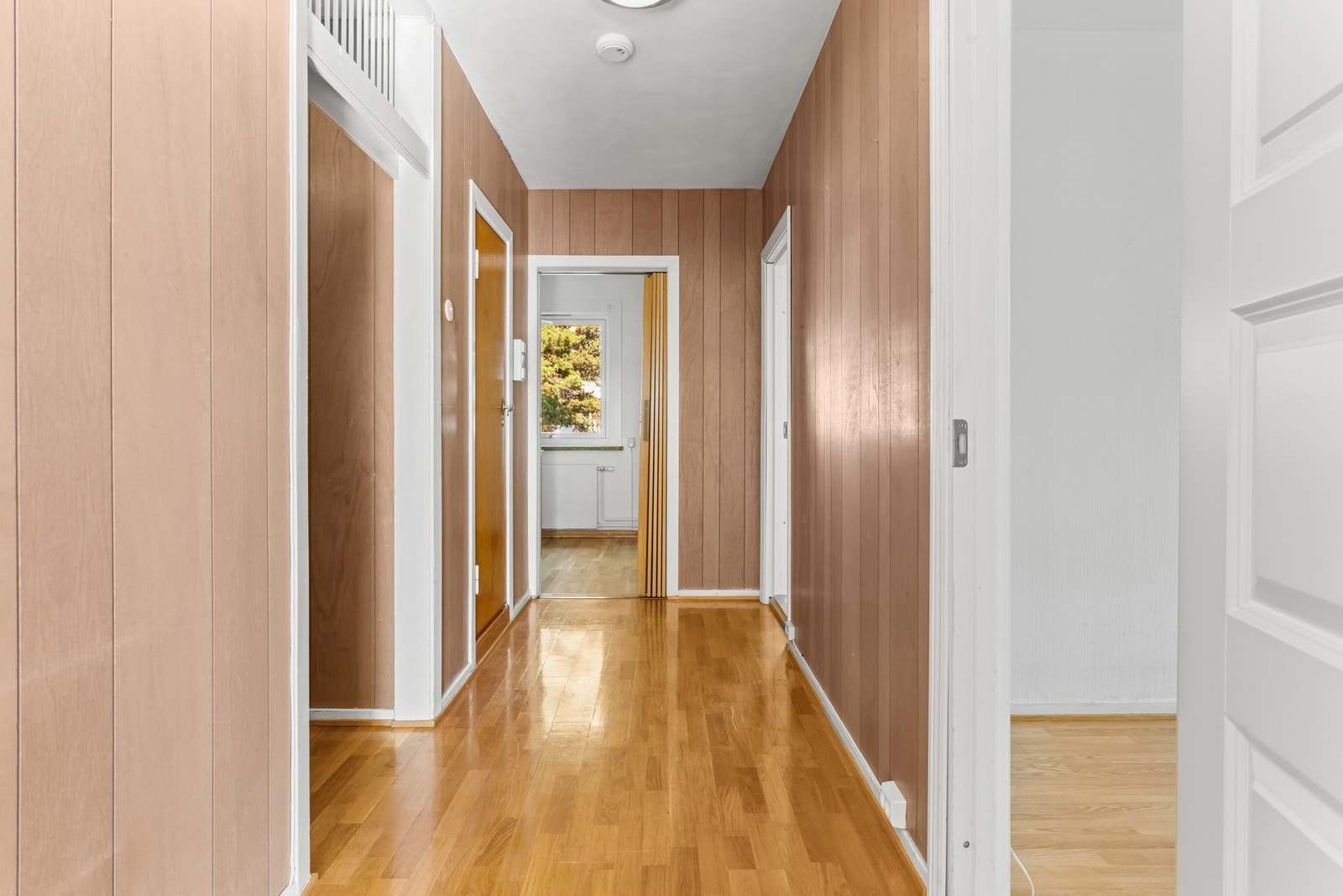 Fra mellomgangen er det adkomst til entré, kjøkken og to soverom. Galleribilde