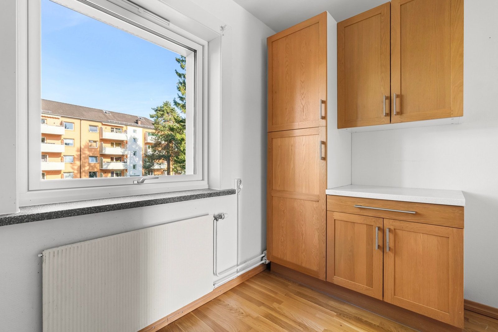 Kjøkkenet har en stor vindusflate med plass til et hyggelig frokostbord. Galleribilde